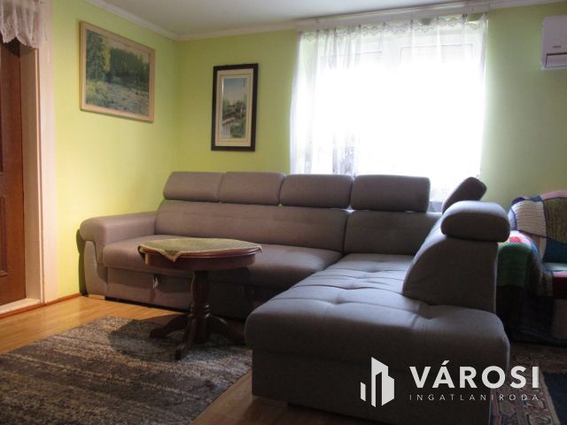 Teljesen felújított családi ház csendes utcában