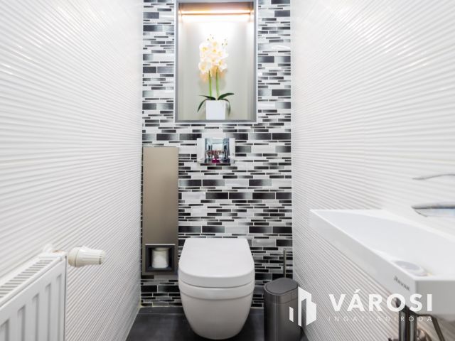 Modern stílusú ikerház, egyedi bútorokkal a belvárosban