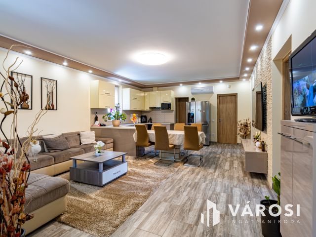 Két  ház, egy telken,  erdő mellett Szigethalmon eladó