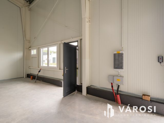 Eladó új, nagy belmagasságú raktár Vecsésen