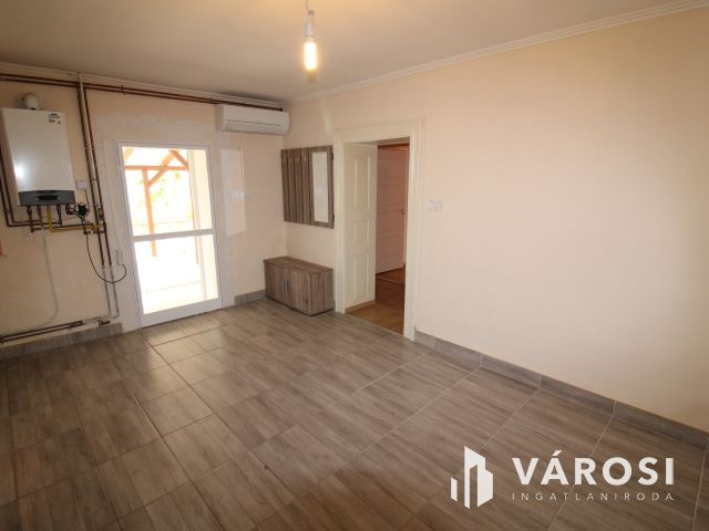 Rendezett családi ház nagy terasszal.