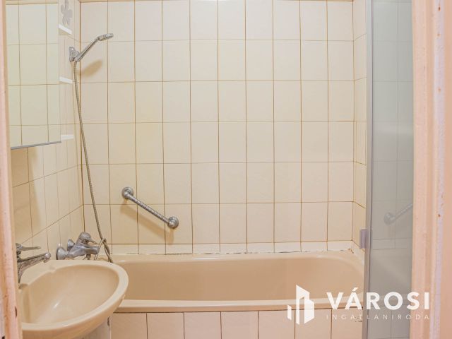 Frekventált helyen 2 szobás panelprogramos