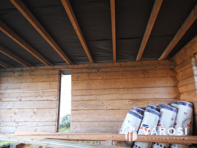 Rönkházzal együtt eladó üdülőtelek