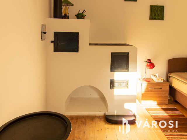 Verandás parasztház modern köntösben, osztható telekkel