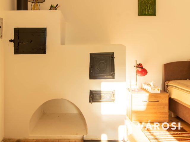 Verandás parasztház modern köntösben, osztható telekkel