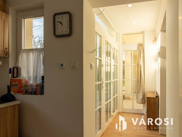 Verandás parasztház modern köntösben, osztható telekkel