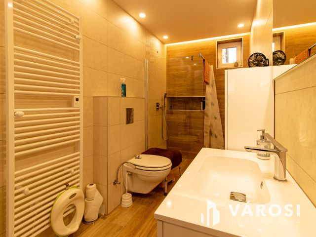 Verandás parasztház modern köntösben, osztható telekkel