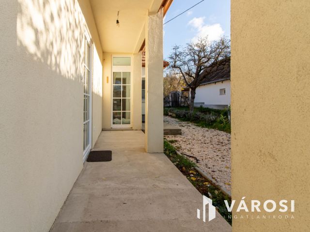 Verandás parasztház modern köntösben, osztható telekkel