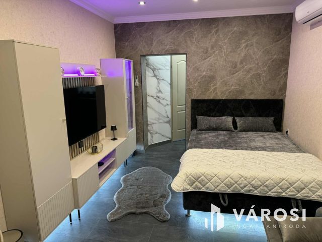 Debrecen Belvárosi, Nagyon Vagány Kis Lakás Kiadó!!!