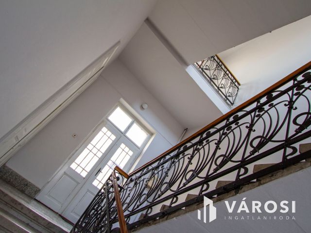 Belvárosi kuriózum lovasszoborral az ablak alatt