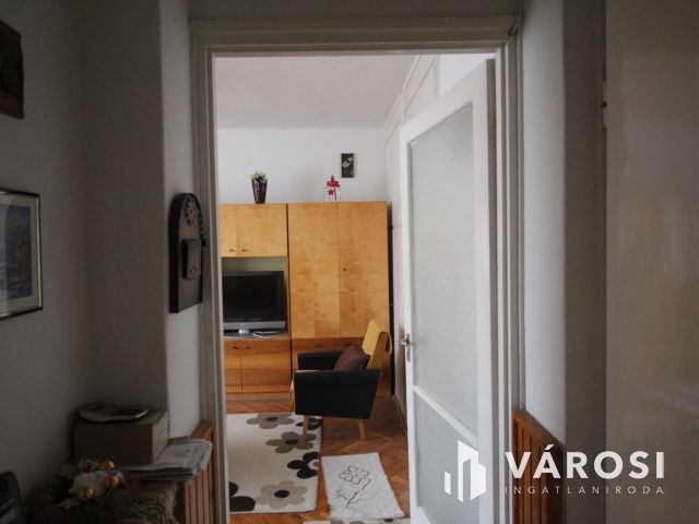 Otthonos, kétszobás lakás eladó!