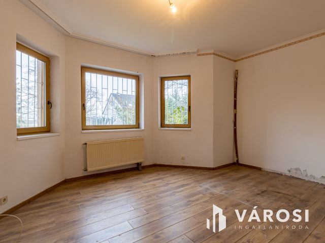 Budaörsön, sorházas beépítésű utcában, lakás eladó