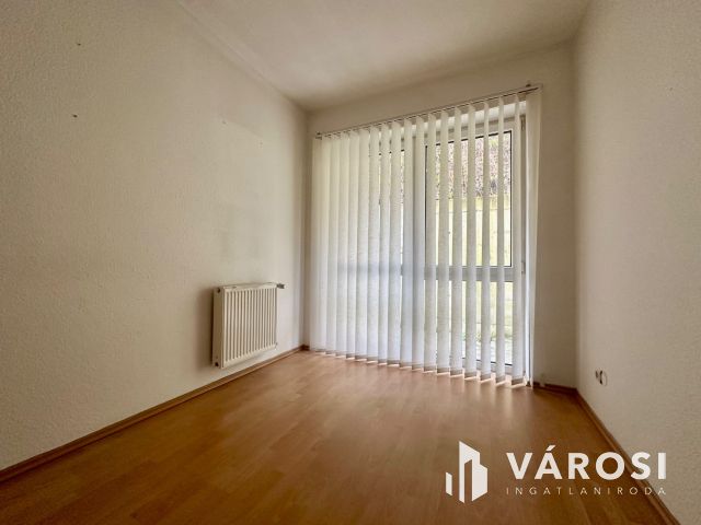 Alkotmány úton földszinti, utcai bejáratos iroda kiadó!