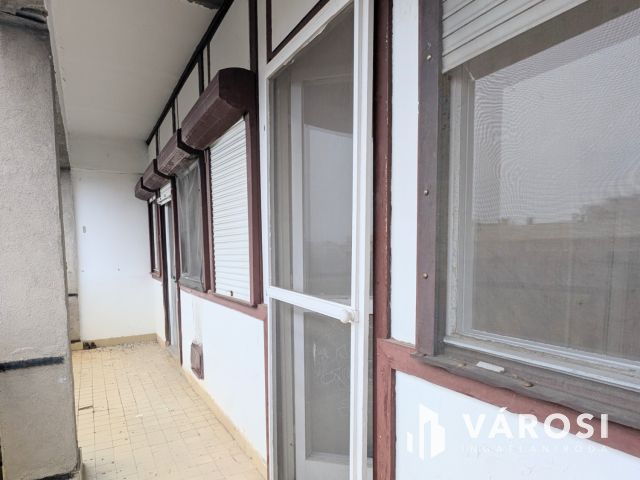 Mesterhármas: belváros, 3 szoba, erkély!