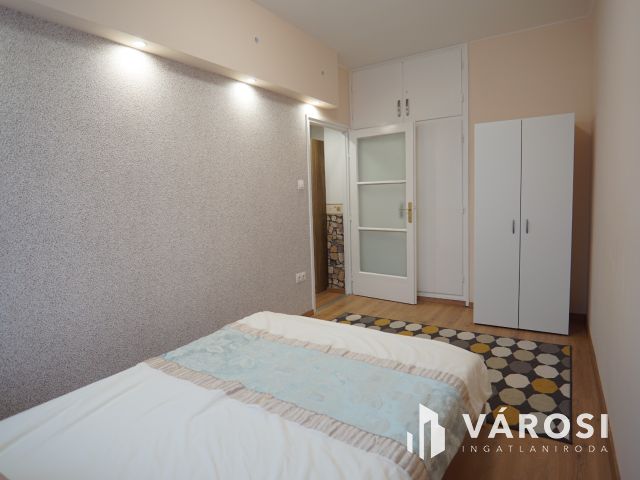 Csokonai utcában, első emeleti, felújított lakás!