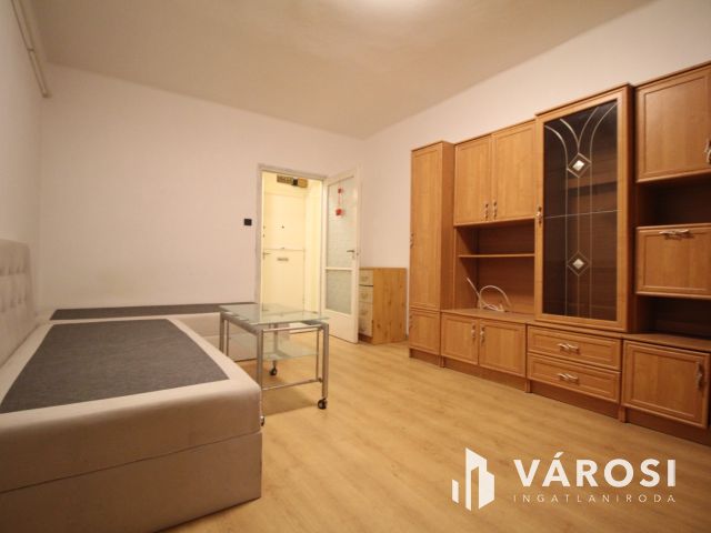 Kétszobás földszinti lakás a városközpontnál