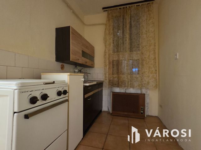 Kétszobás földszinti lakás a városközpontnál