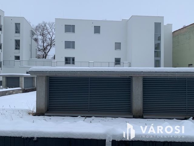 Belvárosban nagy teraszos igényes lakás eladó