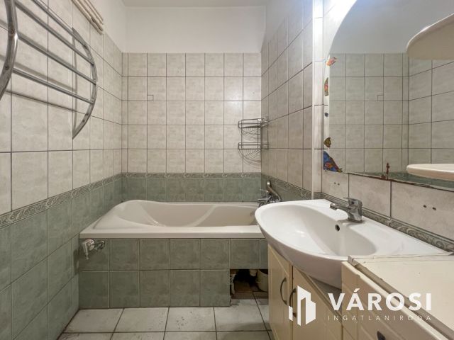 Eladó 2,5 szobás, erkélyes, hőszigetelt panel lakás