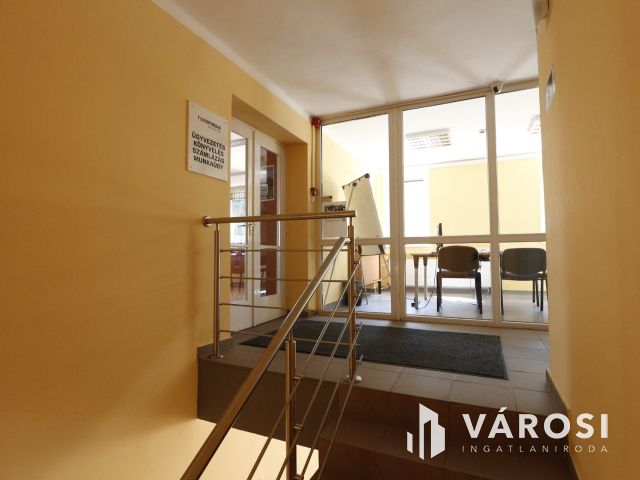 Debrecen Frekventált, Bevásárlóközpontok Között Lévő Csarnok