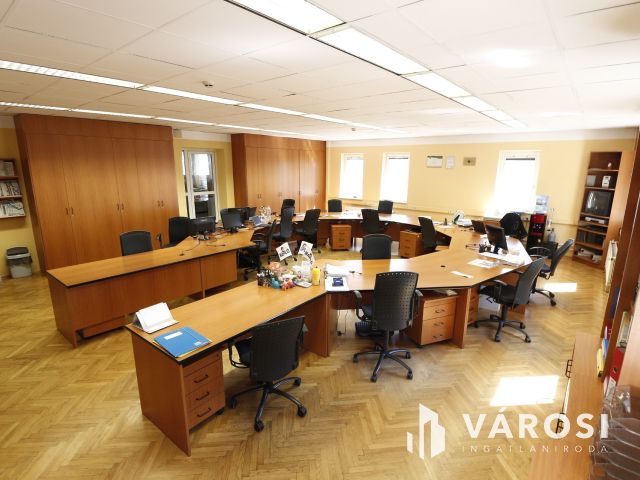 Debrecen Frekventált, Bevásárlóközpontok Között Lévő Csarnok