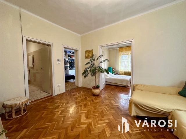 Debrecen egyik LEGSZEBB utcájában kertes ház eladó!
