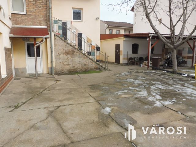 Profitot gyártó ház,jó befektetéssel együtt eladó.