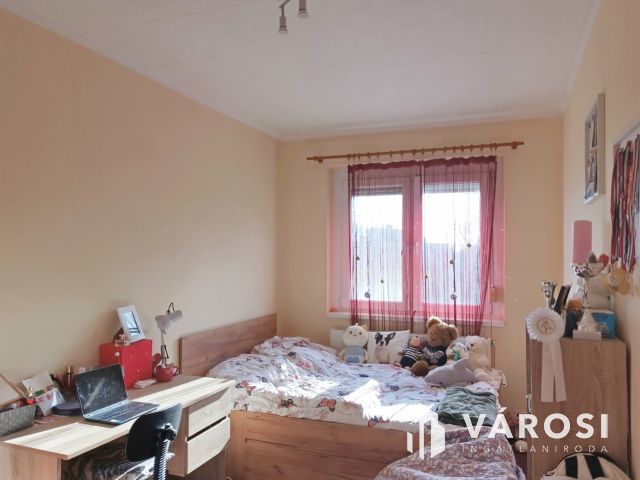 Felújított, két szobás lakás eladó!