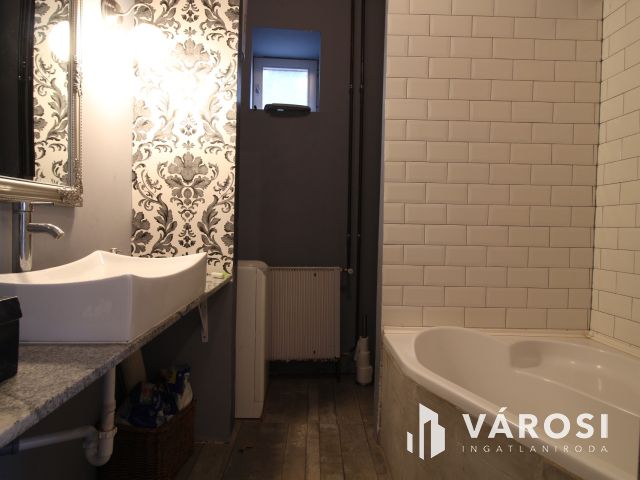 Felújítandó családiház - egy telek áráért Pomázon