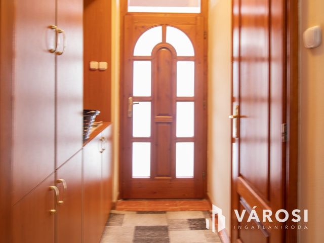 Jó állapotú családi ház garázzsal, beépíthető tetőtérrel