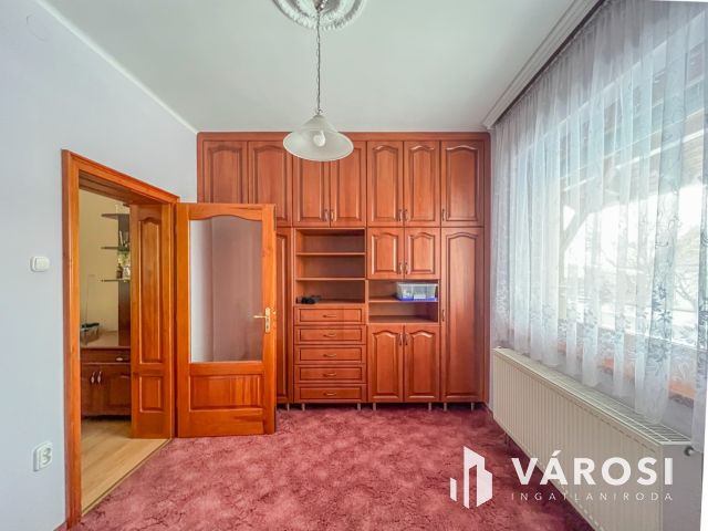 Jó állapotú családi ház garázzsal, beépíthető tetőtérrel