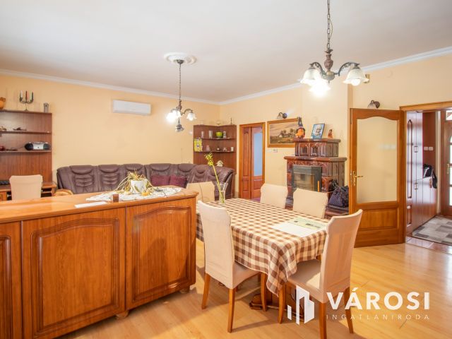 Jó állapotú családi ház garázzsal, beépíthető tetőtérrel