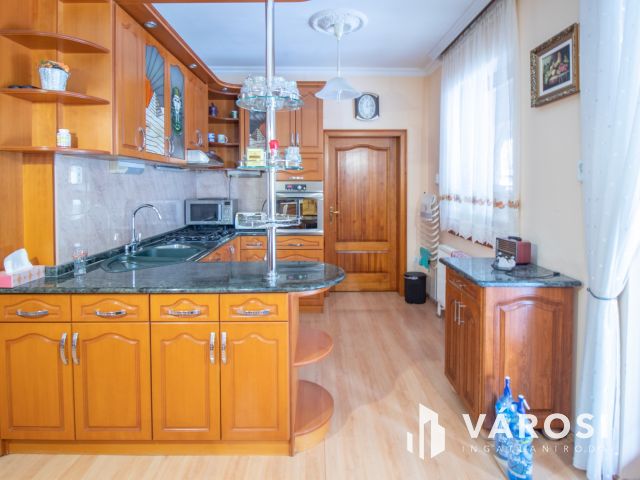 Jó állapotú családi ház garázzsal, beépíthető tetőtérrel