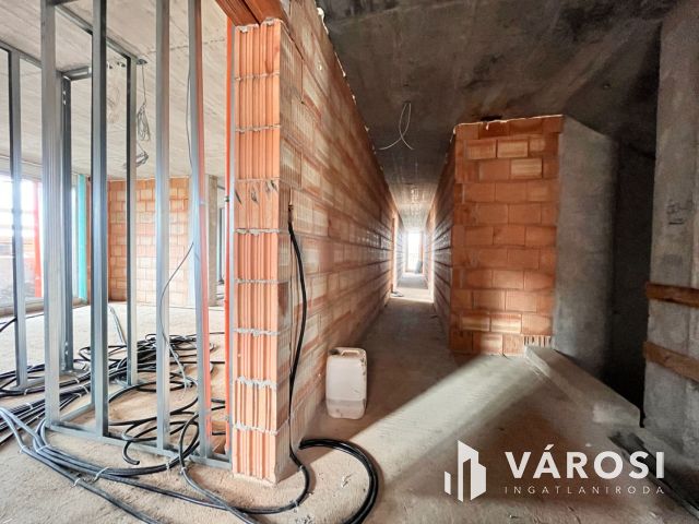 Modern új építésű lakás a Postakert szívében