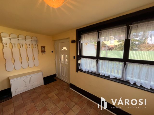 Debrecen mellett jó helyen, családi ház eladó!