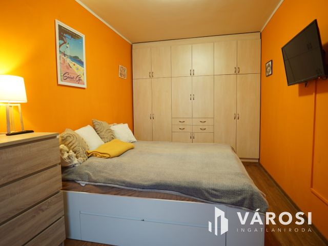 Zárt udvaros társasházban, földszinti szép lakás