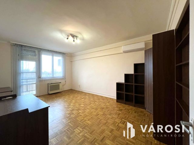 Belvárosi, 2 szobás, erkélyes, tégla lakás, Orosházán