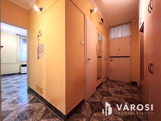 Belvárosi, 2 szobás, erkélyes, tégla lakás, Orosházán