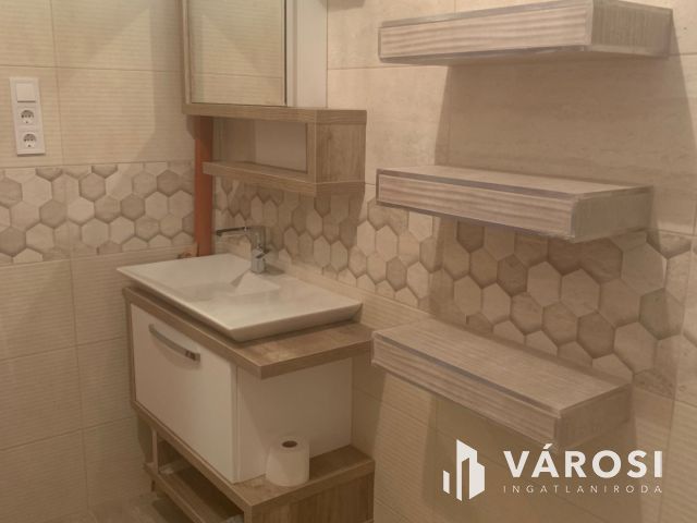 Tágas otthon, gyönyörű  kerttel és nagy terasszal eladó