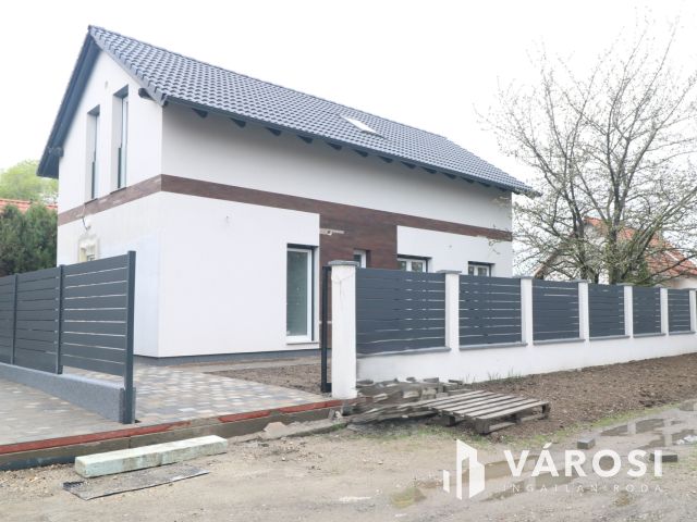 Kulcsrakész ikerház Újszegeden.