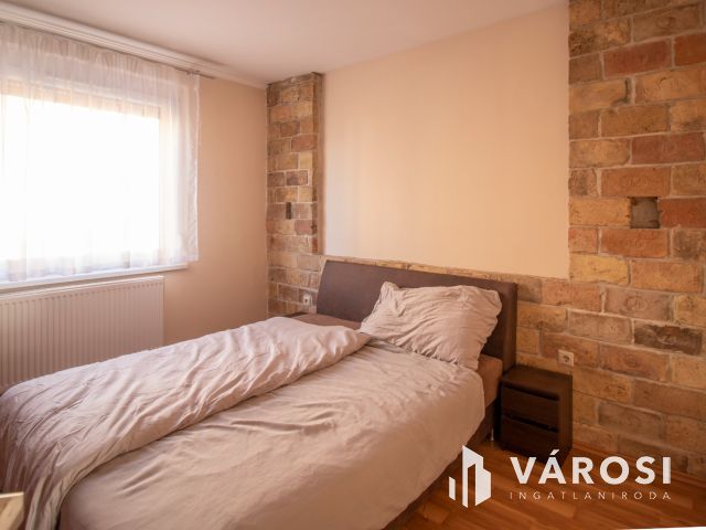 Magasföldszinti, felújított, erkélyes, 2 szobás lakás