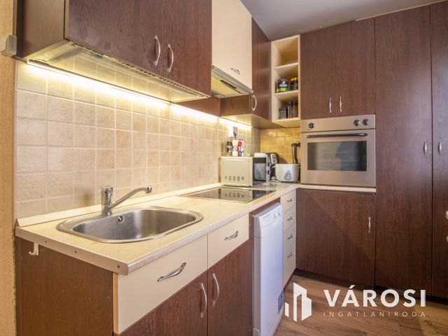 Magasföldszinti, felújított, erkélyes, 2 szobás lakás