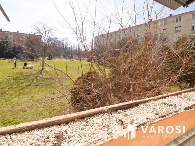 Magasföldszinti, felújított, erkélyes, 2 szobás lakás