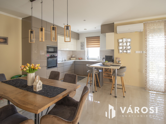 Újszerű, modern, igényes családi ház