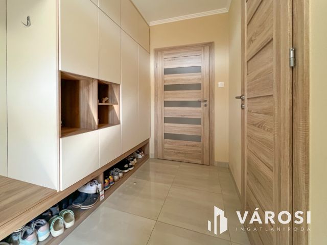 Újszerű, modern, igényes családi ház