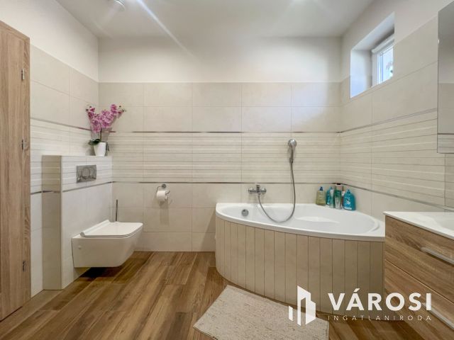 Újszerű, modern, igényes családi ház