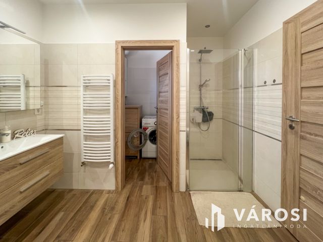 Újszerű, modern, igényes családi ház