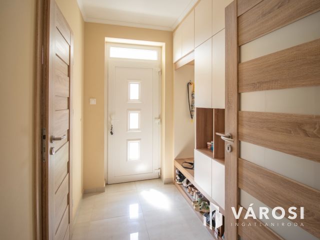 Újszerű, modern, igényes családi ház