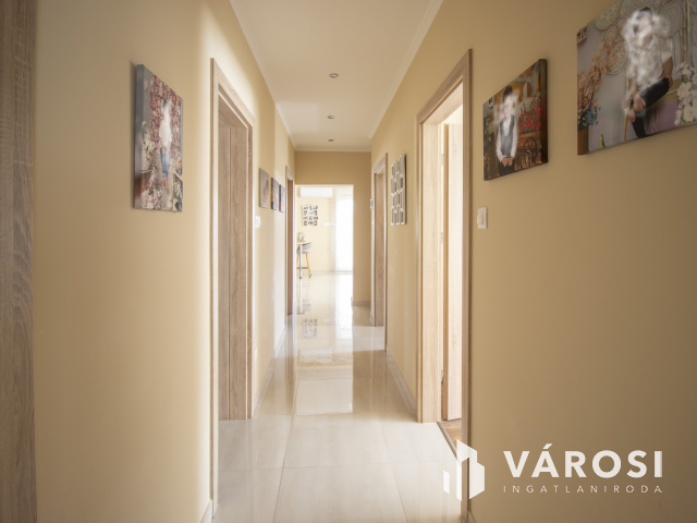 Újszerű, modern, igényes családi ház