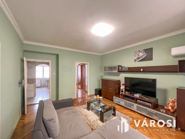 Jó állapot, nappali+2 háló, erkély, 1. emelet!